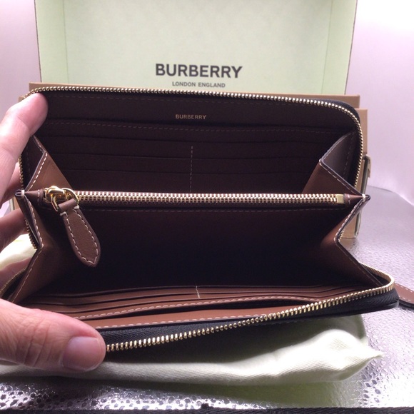 BURBERRY HORSEFERRY, NWT, FULL ZIP WALLET, NO FLAWS - Picture 9 of 16